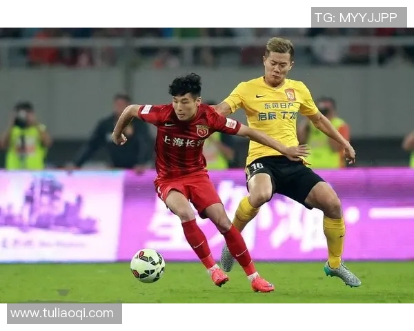 天山雪豹迎战广州恒大力争胜利展现球队实力与斗志